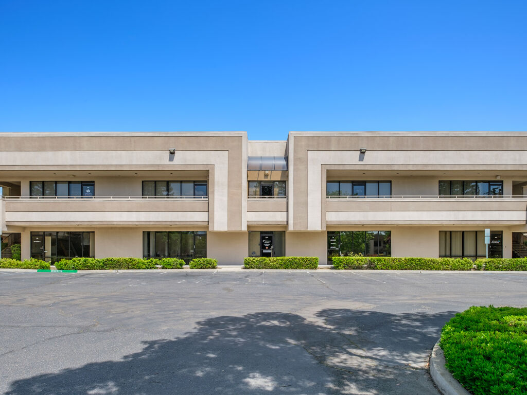 392 W Fallbrook Ave, Fresno